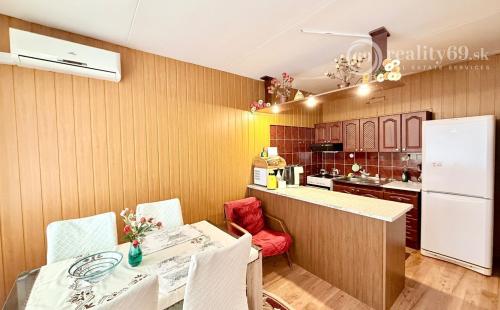 TERASA - KEŽMARSKÁ PRAŽSKÝ 3 IZBOVÝ BYT 68 M2, VÝBORNÝ STAV, VYHĽADÁVANÁ LOKALITA.