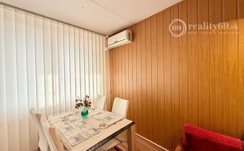 TERASA - KEŽMARSKÁ PRAŽSKÝ 3 IZBOVÝ BYT 68 M2, VÝBORNÝ STAV, VYHĽADÁVANÁ LOKALITA.