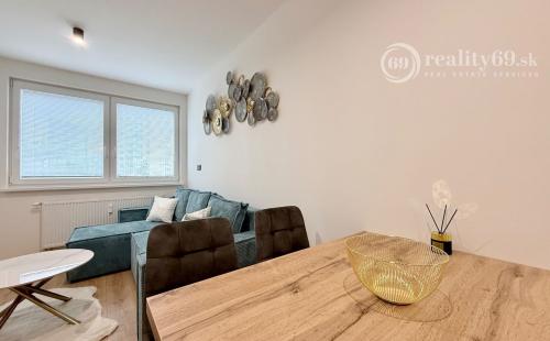 KRIVÁ PRI AUPARKU - 2 IZBOVÝ BYT PRIPRAVENÝ NA BÝVANIE.