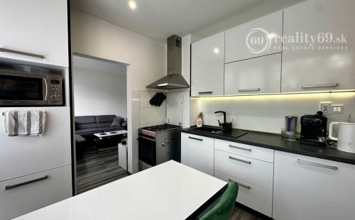 NAD JAZEROM - ROVNÍKOVÁ 1,5 IZBOVÝ BYT 42 M2, ZARIADENÝ S LODŽIOU.