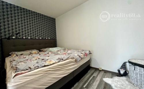 NAD JAZEROM - ROVNÍKOVÁ 1,5 IZBOVÝ BYT 42 M2, ZARIADENÝ S LODŽIOU.