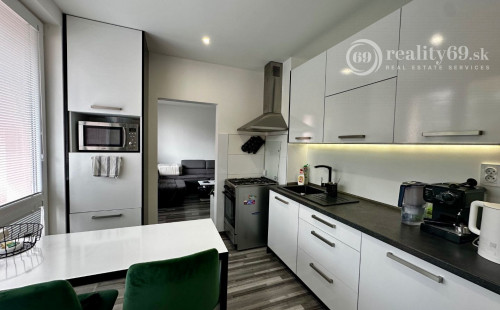 NAD JAZEROM - ROVNÍKOVÁ 1,5 IZBOVÝ BYT 42 M2, ZARIADENÝ S LODŽIOU.