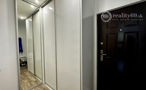 NAD JAZEROM - ROVNÍKOVÁ 1,5 IZBOVÝ BYT 42 M2, ZARIADENÝ S LODŽIOU.