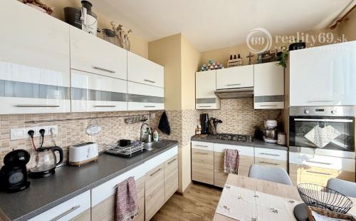 REZERVOVANÉ - JAZERO - STÁLICOVÁ 3 IZBOVÝ BYT PO REKONŠTRUKCII 65 M2 S LODŽIOU.