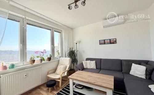 REZERVOVANÉ - JAZERO - STÁLICOVÁ 3 IZBOVÝ BYT PO REKONŠTRUKCII 65 M2 S LODŽIOU.