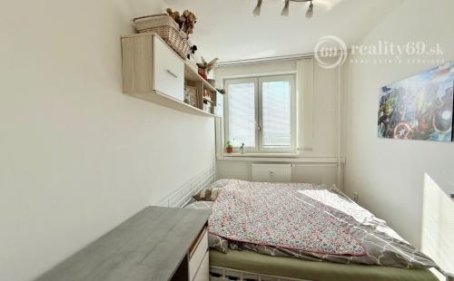 REZERVOVANÉ - JAZERO - STÁLICOVÁ 3 IZBOVÝ BYT PO REKONŠTRUKCII 65 M2 S LODŽIOU.