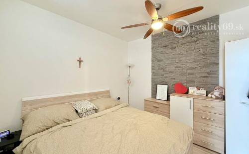 REZERVOVANÉ - JAZERO - STÁLICOVÁ 3 IZBOVÝ BYT PO REKONŠTRUKCII 65 M2 S LODŽIOU.