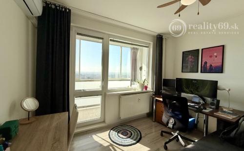 REZERVOVANÉ - JAZERO - STÁLICOVÁ 3 IZBOVÝ BYT PO REKONŠTRUKCII 65 M2 S LODŽIOU.