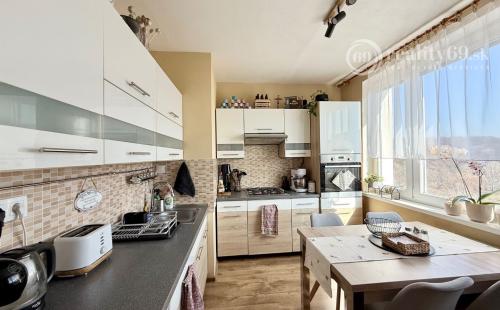 REZERVOVANÉ - JAZERO - STÁLICOVÁ 3 IZBOVÝ BYT PO REKONŠTRUKCII 65 M2 S LODŽIOU.