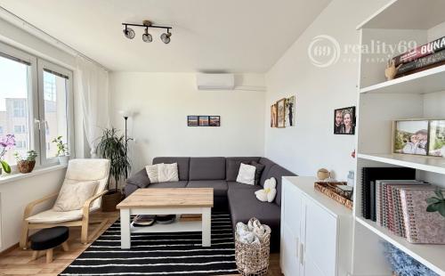 REZERVOVANÉ - JAZERO - STÁLICOVÁ 3 IZBOVÝ BYT PO REKONŠTRUKCII 65 M2 S LODŽIOU.