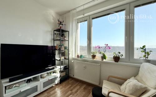 REZERVOVANÉ - JAZERO - STÁLICOVÁ 3 IZBOVÝ BYT PO REKONŠTRUKCII 65 M2 S LODŽIOU.