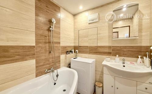 REZERVOVANÉ - JAZERO - STÁLICOVÁ 3 IZBOVÝ BYT PO REKONŠTRUKCII 65 M2 S LODŽIOU.