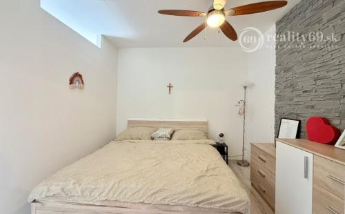 REZERVOVANÉ - JAZERO - STÁLICOVÁ 3 IZBOVÝ BYT PO REKONŠTRUKCII 65 M2 S LODŽIOU.