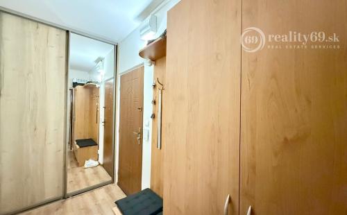 REZERVOVANÉ - JAZERO - STÁLICOVÁ 3 IZBOVÝ BYT PO REKONŠTRUKCII 65 M2 S LODŽIOU.