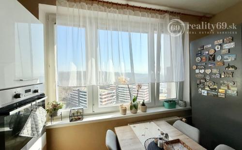 REZERVOVANÉ - JAZERO - STÁLICOVÁ 3 IZBOVÝ BYT PO REKONŠTRUKCII 65 M2 S LODŽIOU.