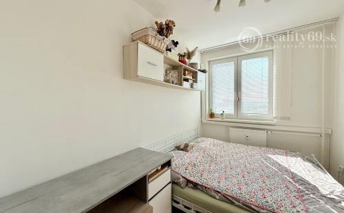 REZERVOVANÉ - JAZERO - STÁLICOVÁ 3 IZBOVÝ BYT PO REKONŠTRUKCII 65 M2 S LODŽIOU.