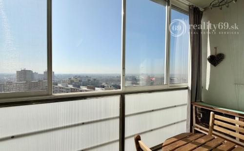 REZERVOVANÉ - JAZERO - STÁLICOVÁ 3 IZBOVÝ BYT PO REKONŠTRUKCII 65 M2 S LODŽIOU.