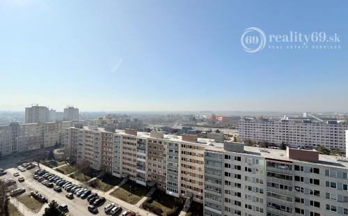 REZERVOVANÉ - JAZERO - STÁLICOVÁ 3 IZBOVÝ BYT PO REKONŠTRUKCII 65 M2 S LODŽIOU.