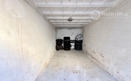 STARÉ MESTO - ŠTÚROVA MUROVANÁ GARÁŽ 18 M2 S POZEMKOM.