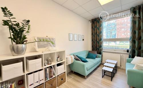 JUH - NA PREDAJ KANCELÁRSKY PRIESTOR NA ŠTÚROVEJ ULICI TOP LOKALITA.