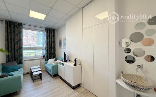 JUH - NA PREDAJ KANCELÁRSKY PRIESTOR NA ŠTÚROVEJ ULICI TOP LOKALITA.