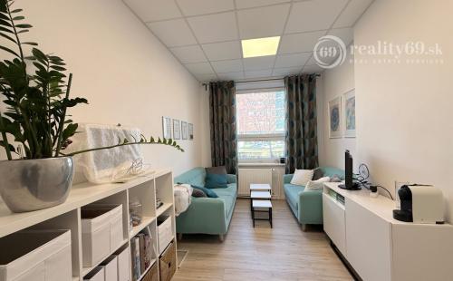 JUH - NA PREDAJ KANCELÁRSKY PRIESTOR NA ŠTÚROVEJ ULICI TOP LOKALITA.