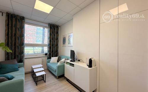 JUH - NA PREDAJ KANCELÁRSKY PRIESTOR NA ŠTÚROVEJ ULICI TOP LOKALITA.