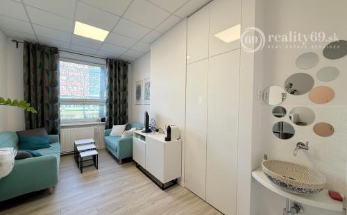 JUH - NA PREDAJ KANCELÁRSKY PRIESTOR NA ŠTÚROVEJ ULICI TOP LOKALITA.