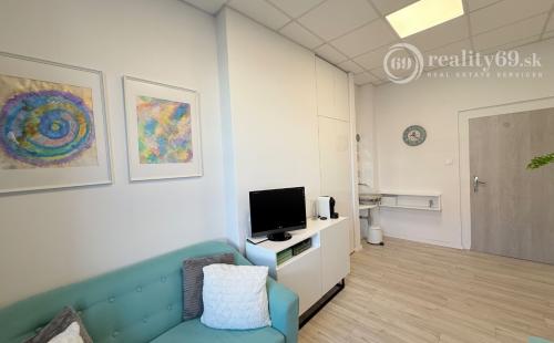 JUH - NA PREDAJ KANCELÁRSKY PRIESTOR NA ŠTÚROVEJ ULICI TOP LOKALITA.