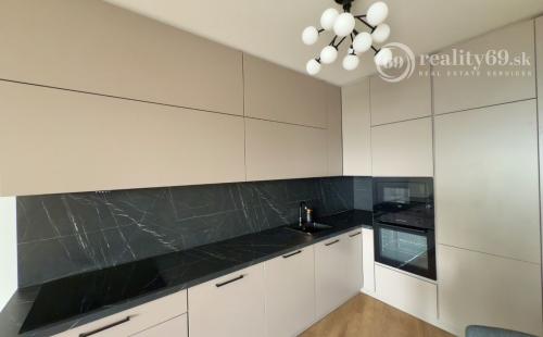 SEVER - ALBELLI - NOVOSTAVBA 2 IZBOVÝ KOMPLETNE ZARIADENÝ TEHLOVÝ BYT.