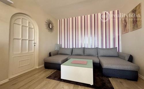 TERASA - BRIGÁDNICKA PEKNÝ 3 IZBOVÝ BYT 59 M2, LODŽIA, KOMPLETNE ZARIADENÝ.