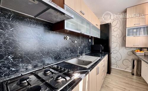 TERASA - BRIGÁDNICKA PEKNÝ 3 IZBOVÝ BYT 59 M2, LODŽIA, KOMPLETNE ZARIADENÝ.