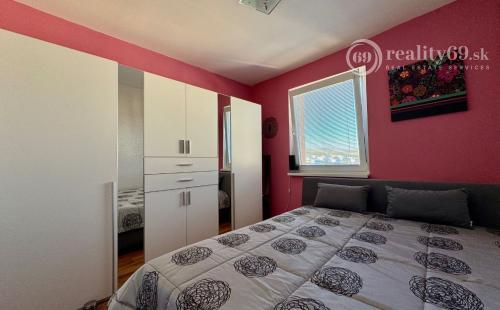 TERASA - BRIGÁDNICKA PEKNÝ 3 IZBOVÝ BYT 59 M2, LODŽIA, KOMPLETNE ZARIADENÝ.