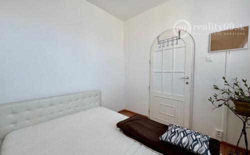 TERASA - BRIGÁDNICKA PEKNÝ 3 IZBOVÝ BYT 59 M2, LODŽIA, KOMPLETNE ZARIADENÝ.