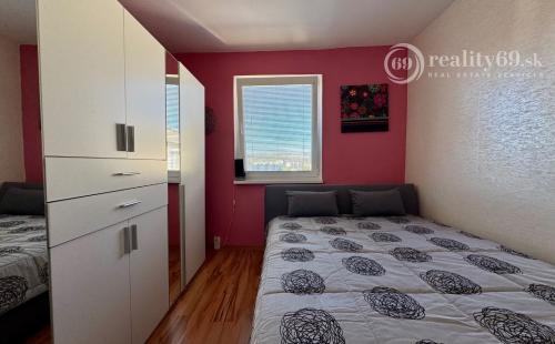 TERASA - BRIGÁDNICKA PEKNÝ 3 IZBOVÝ BYT 59 M2, LODŽIA, KOMPLETNE ZARIADENÝ.