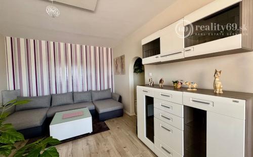 TERASA - BRIGÁDNICKA PEKNÝ 3 IZBOVÝ BYT 59 M2, LODŽIA, KOMPLETNE ZARIADENÝ.