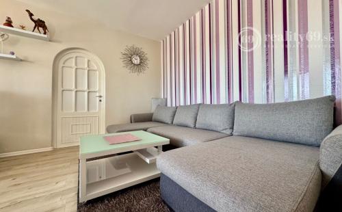 TERASA - BRIGÁDNICKA PEKNÝ 3 IZBOVÝ BYT 59 M2, LODŽIA, KOMPLETNE ZARIADENÝ.