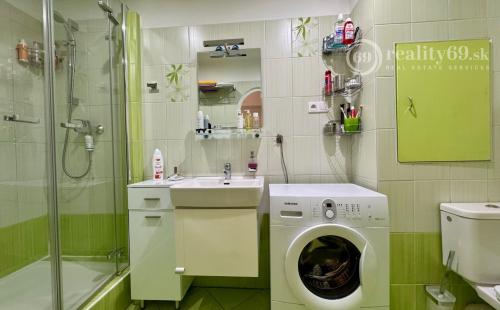 TERASA - BRIGÁDNICKA PEKNÝ 3 IZBOVÝ BYT 59 M2, LODŽIA, KOMPLETNE ZARIADENÝ.