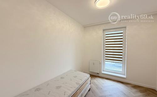 ZELENÁ STRÁŇ - NOVOSTAVBA ZARIADENÝ 3 IZBOVÝ MODERNÝ BYT 64 M2, TERASA 7 M2.
