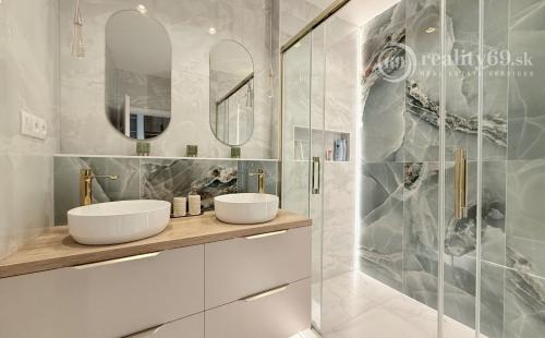 ZELENÁ STRÁŇ - NOVOSTAVBA ZARIADENÝ 3 IZBOVÝ MODERNÝ BYT 64 M2, TERASA 7 M2.