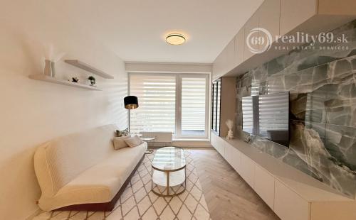 ZELENÁ STRÁŇ - NOVOSTAVBA ZARIADENÝ 3 IZBOVÝ MODERNÝ BYT 64 M2, TERASA 7 M2.