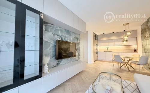 ZELENÁ STRÁŇ - NOVOSTAVBA ZARIADENÝ 3 IZBOVÝ MODERNÝ BYT 64 M2, TERASA 7 M2.