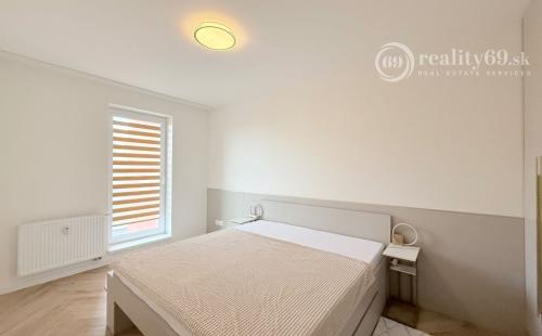 ZELENÁ STRÁŇ - NOVOSTAVBA ZARIADENÝ 3 IZBOVÝ MODERNÝ BYT 64 M2, TERASA 7 M2.