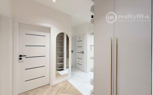 ZELENÁ STRÁŇ - NOVOSTAVBA ZARIADENÝ 3 IZBOVÝ MODERNÝ BYT 64 M2, TERASA 7 M2.