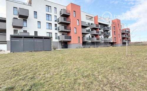 ZELENÁ STRÁŇ - NOVOSTAVBA ZARIADENÝ 3 IZBOVÝ MODERNÝ BYT 64 M2, TERASA 7 M2.