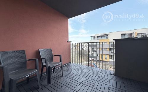 ZELENÁ STRÁŇ - NOVOSTAVBA ZARIADENÝ 3 IZBOVÝ MODERNÝ BYT 64 M2, TERASA 7 M2.