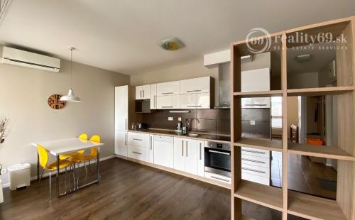 TERASA - ZARIADENÝ 2 IZBOVÝ BYT SO ŠATNÍKOM NOVÁ TERASA 60 M2, TERASA, PARKING.