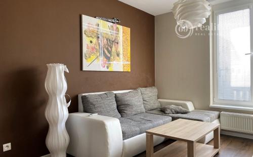 TERASA - ZARIADENÝ 2 IZBOVÝ BYT SO ŠATNÍKOM NOVÁ TERASA 60 M2, TERASA, PARKING.