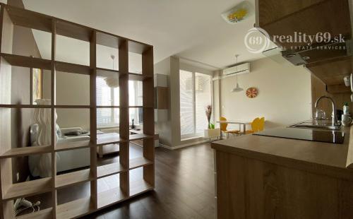 TERASA - ZARIADENÝ 2 IZBOVÝ BYT SO ŠATNÍKOM NOVÁ TERASA 60 M2, TERASA, PARKING.