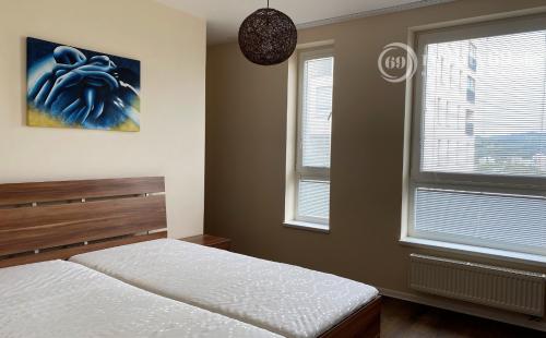 TERASA - ZARIADENÝ 2 IZBOVÝ BYT SO ŠATNÍKOM NOVÁ TERASA 60 M2, TERASA, PARKING.